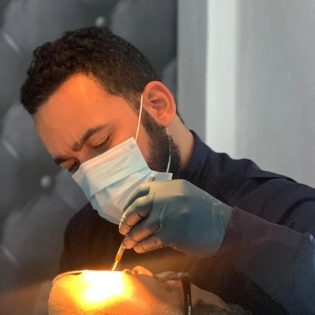 Dr. Óscar Vargas, especialista de Dental Shine, colocando un implante dental