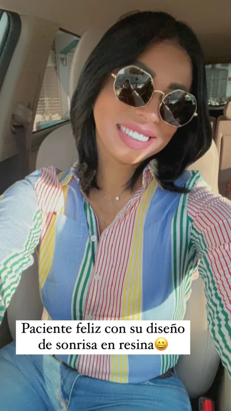 Paciente luciendo su sonrisa Dental Shine